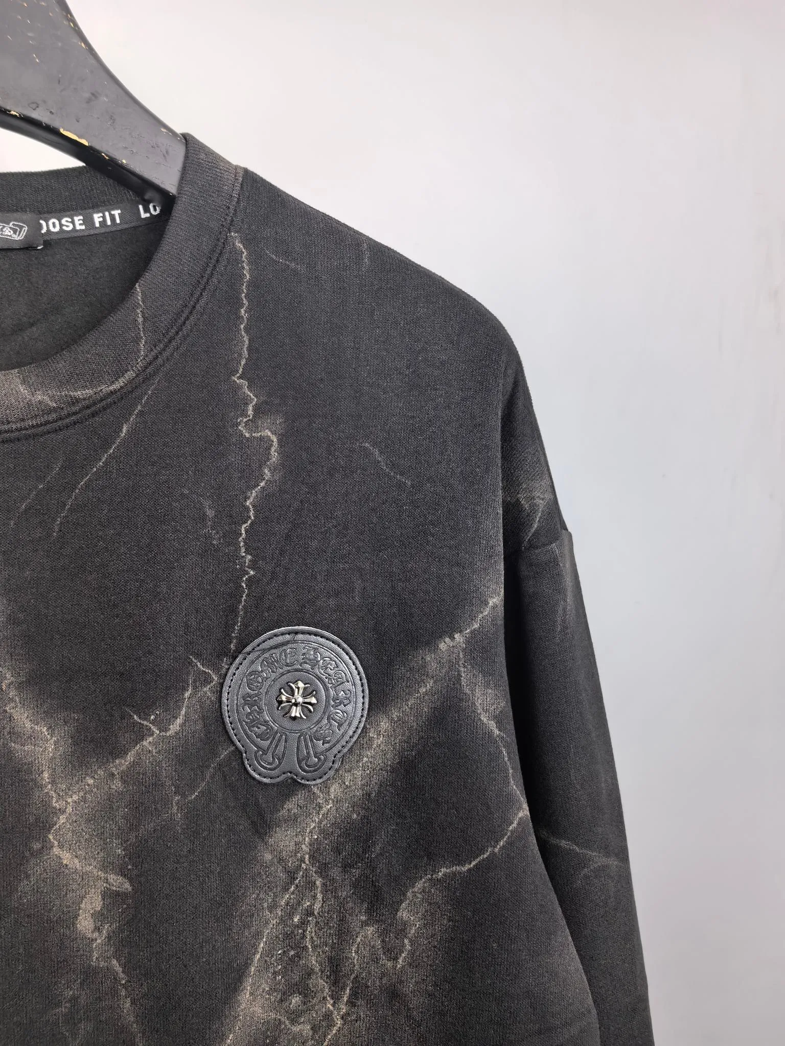 P420 Chrome Hearts 2025 Autumn and Winter New Design Sweatshirt Official website synchronized! This T-shirt combines minimalist design with exquisite details. The oversize trim is reminiscent of Tyrolean dress details, summoning modern new ideas, creating a different conceptual pattern, and injecting rich connotation into the traditional cotton T-shirt. The LOGO on the front graphic webbing is unique and makes the brand more distinguished. It highlights the style of a big brand, sets off the minimalist design style, and reveals the elegance at a glance! As a brand that pursues design and tailoring techniques, the materials used will never disappoint! The body of this shirt is made of Solona cotton blended 400g fabric, which is noble and exquisite. The cotton surface is full, soft and skin-friendly. In short, such a classic style is a must-have for autumn and winter! M-3XL